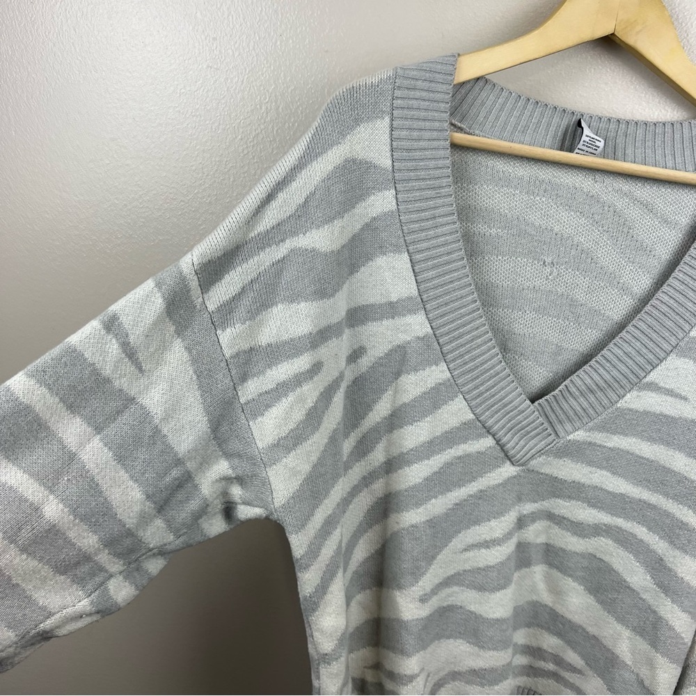 Varley Calvert Vneck Sweater Size Medium Gray Zebra Oversized Chunky Cozy Wool - Picture 5 of 10